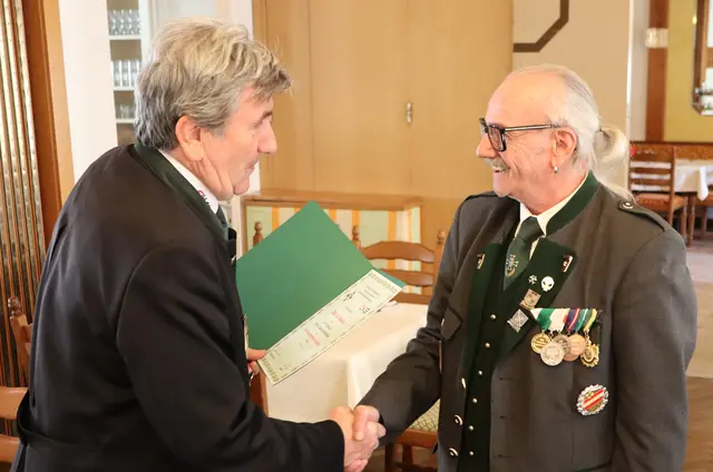 Gratulation und Überreichung durch Obmann Franz Hopfgartner | Foto: Gerhard Langmann