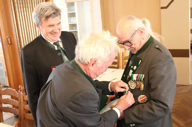 Gruppenleiter Josef Hohensinger steckte das Verdienstkreuz an | Foto: Gerhard Langmann