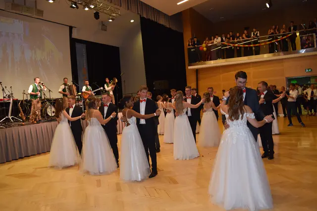 Am Samstag, 11. Oktober, lädt die Maturaklasse des BORG und BHAK Eisenerz zu einem unvergesslichen Ballabend unter dem Motto „Der letzte Schliff – ein funkelnder Abschluss“ in die Kammersäle Donawitz. (Symbolfoto) | Foto: Selina Duran