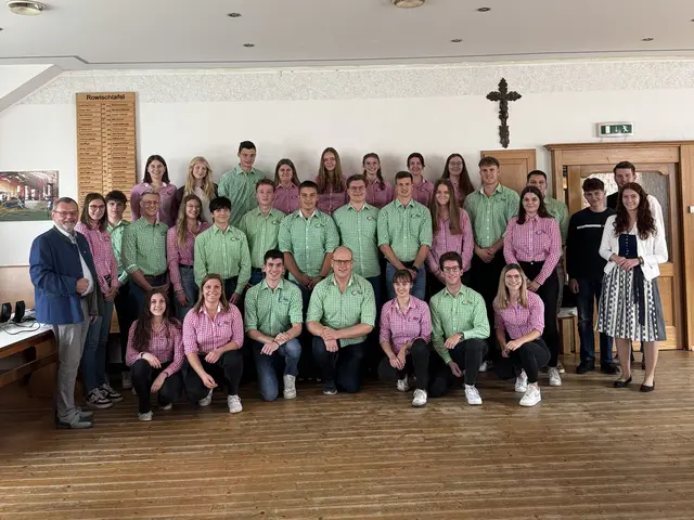 Die Mitglieder der Landjugend Ludweis bei der Generalversammlung mit Bürgermeister Hermann Wistrcil (l.) | Foto: LJ Ludweis