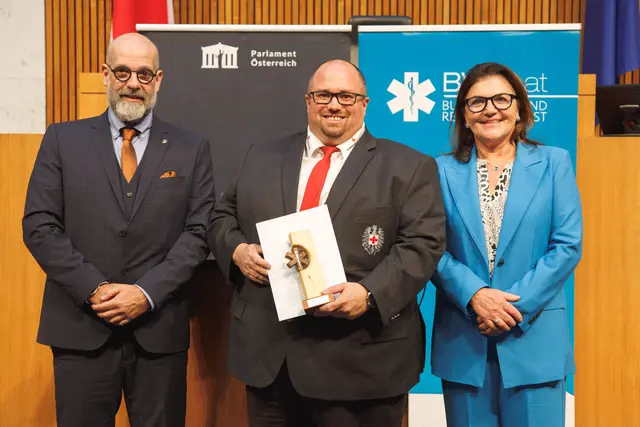 Bertram Schedler (Mitte) wurde im Parlament in Wien mit dem Camillo Award ausgezeichnet. | Foto: Parlamentsdirektion/Arman Rastegar