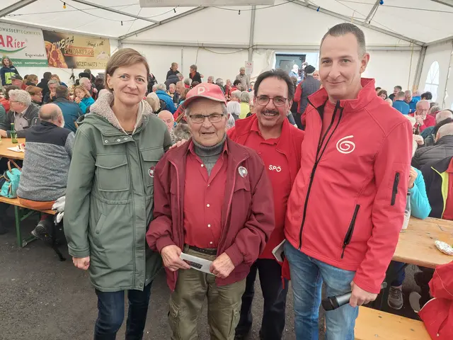 Nationalrätin Sabine Schatz, Adolf Pötscher, Bezirksparteichef Erich Wahl und Ortsparteichef Daniel Brodesser. | Foto: SPÖ