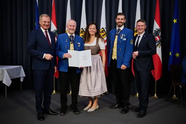 4. Ehrung des Landeshauptmannes
v.l.n.r.
LH Mag. Thomas Stelzer, Thomas Kohut (Obmann-Stv. STK Bad Hall), Maria Riegl (Vizebgm. Bad Hall), Bernhard Stefanits (Stabführer STK Bad Hall), Kons. Mag. Hermann Pumberger (Präsident OÖBV) | Foto: Land OÖ