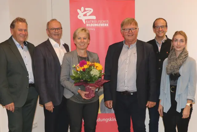 Vlnr.: Bürgermeister Erich Rohrmoser, Pfarrer Alois Moser, Christine Geisler, Josef Stritzinger, Direktor Andreas G. Weiß, Regionalbegleitung Elisabeth Wagner. | Foto: Katholisches Bildungswerk Salzurg