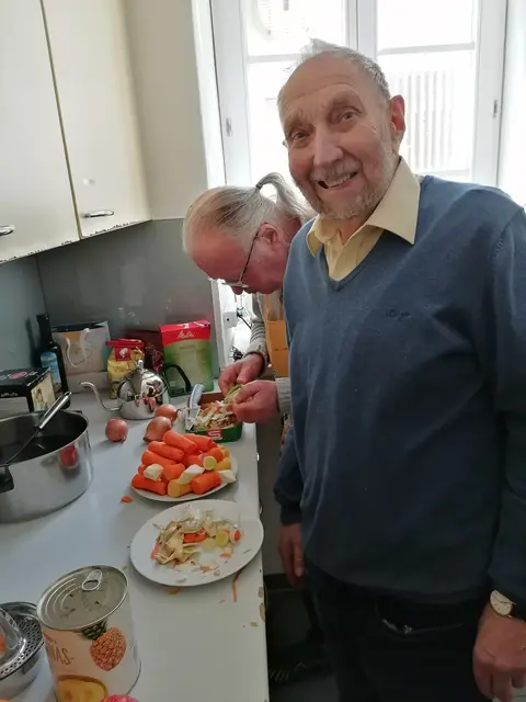 Im Mittelpunkt des Projekts "Umsorgende Gemeinschaft" stehen das soziale Miteinander und gemeinsame Aktivitäten. Die Seniorinnen und Senioren können sich aktiv einbringen und das Programmangebot mitgestalten. So wie hier beim gemeinsamen Kochen. | Foto: Christine Schneider-Worliczek