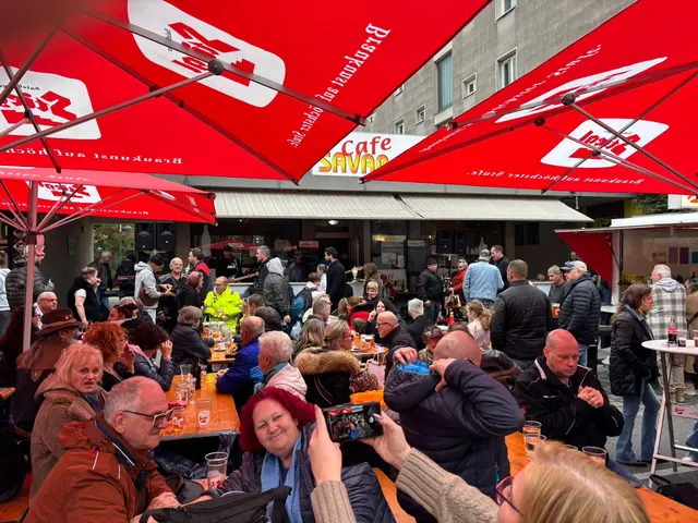 Vor dem Café "Savarona" waren die Tische gut gefüllt.  | Foto: Klaus Weinhandl