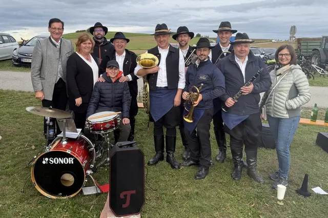 Bürgermeister Gerald Hüller und Vizebürgermeisterin Maria Zachs mit der Marzer Tanzl Musi. | Foto: Gemeinde Marz