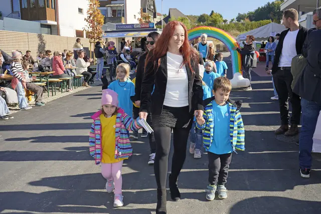 Kindergartenleiterin Elke Kapper beim Einzug mit den Kindern.  | Foto: Roman Schmidt