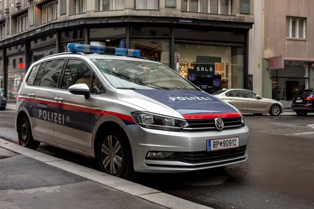 Unbekannte Täter beschädigten die Auslagenscheiben zweier Schmuckgeschäfte. (Symbolfoto) | Foto: stock.adobe.com/at/mino21 