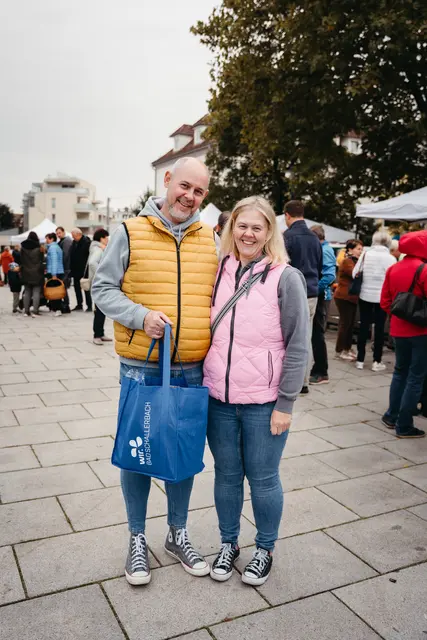 Drei glückliche Teilnehmer durften sich über ein Genussmarkt-Sackerl freuen - prall gefüllt mit regionalen Köstlichkeiten der Aussteller.  | Foto: Sophia Hartsch – bunterpixel Fotografie