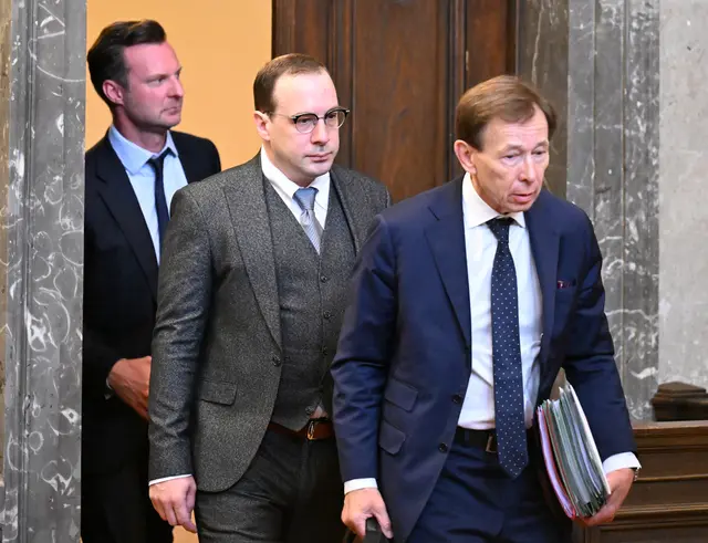 Im Bild: (v.l.) Anwalt Philipp Wolm, der Angeklagte, der ehemalige Burgschauspieler Florian Teichtmeister und Anwalt Rudolf Mayer im Prozess wegen Besitzes von Dateien mit Darstellungen von Kindesmissbrauch am Dienstag, 5. September 2023, am Straflandesgericht Wien | Foto: APA/Barbara Gindl