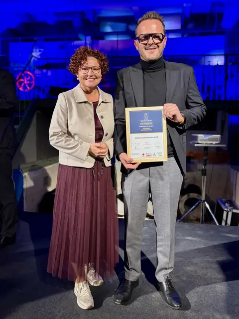 Staatssekretärin Elisabeth Zehetner und Martin Blochber, GF BLOCH3 Projektentwicklung GmbH bei der Preisverleihung. | Foto: BLOCH3 / Heimwatt