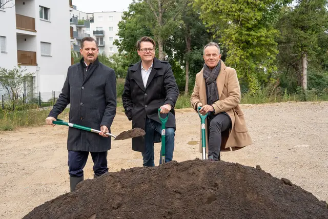Der Spatenstich für den Violapark wurde gesetzt. v.l.: Bezirksvorsteher Marcus Franz, Klimastadtrat Jürgen Czernohorszky (beide SPÖ) und Stadtgartendirektor Karl Hawliczek. | Foto: Valentina Marinelić/MeinBezirk
