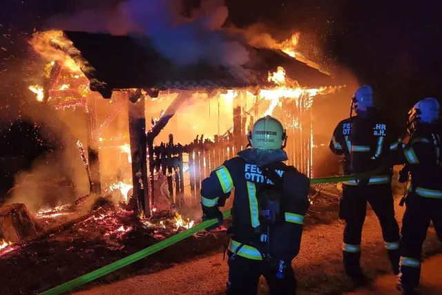 Die Feuerwehren konnten den Brand schnell löschen.  | Foto: Feuerwehr Ottnang