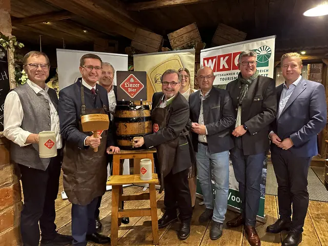 Mit einem neuen Bier und dem Fassanstich durch Landesrat Markus Achleitner läutete man bei den oberösterreichischen KulitWirten den kulinarischen Brausilvester ein. | Foto: MeinBezirk