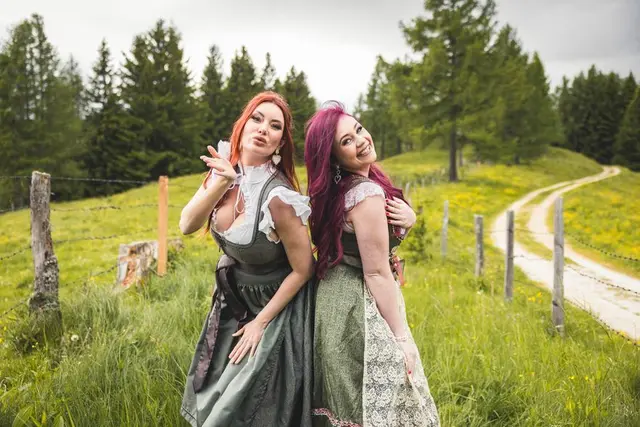 Steirerin Elizabeth (links) und Micheldorferin Vanessa (rechts) kämpfen gemeinsam um den Titel "Rampensau 2025".  | Foto: Bernhard Eder