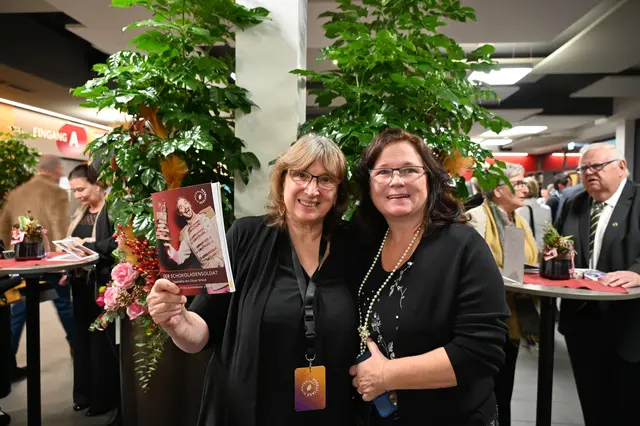 Im Programmheft gibt es Infos zur Operette: Liselotte Fellnhofer mit Martina Gaind | Foto: Gerlinde Siebenhandl