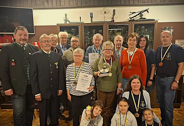 Josef Kohzina, Josef Schram, Erwin Karl, Wolfgang Deiss, Walter Ofenauer jun., Christine Zandt, Josef Stadtschnitzer, Lisi Nekam, Johann Lehner, Rosi Siegl, Claudia Pilgram, Lisi Antos, Herbert Antoni, Mariella und Klara Thüringer und Raphael Edelmann. | Foto: Christine Kohzina 