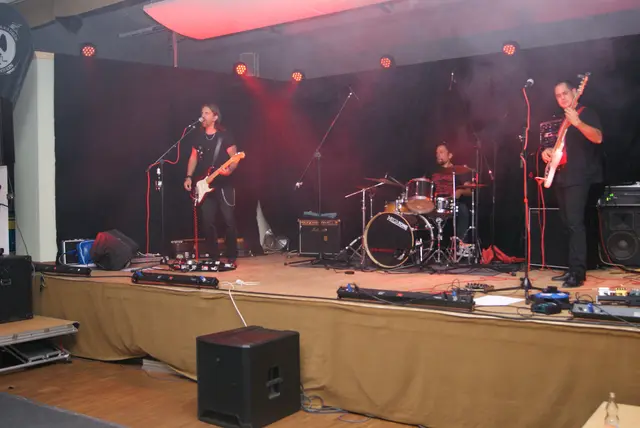 Die Lokalmatadoren "Dirty Laundry"  rockten die Bühne | Foto: Lorenzatto