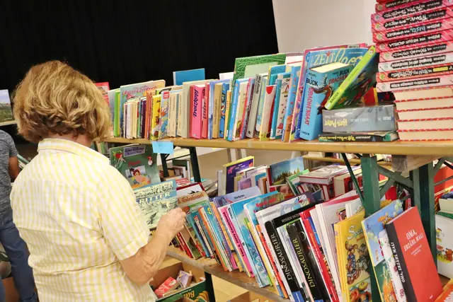 Der Erlös aus dem Bücherflohmarkt kommt der Anschaffung neuer Bücher zugute. | Foto: Edith Ertl