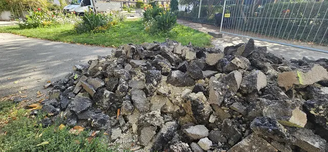 Der Boden entlang der Ummauerung des Pavillons wurde entsiegelt, um Platz für ein neues Bewässerungssystem zu schaffen.  | Foto: Grätzllabor Währing / Peter Kühnberger