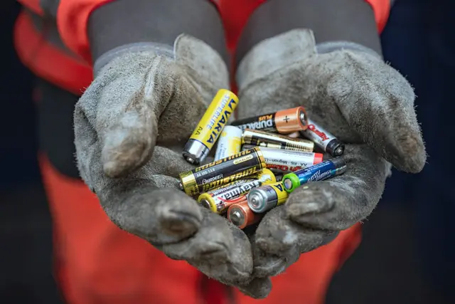 Wer Farben, Lacke, Reinigungsmittel oder Batterien zuhause gesammelt hat, kann diese im Oktober bequem bei der mobilen Problemstoffsammlung in Innsbruck abgeben.  | Foto: IKB