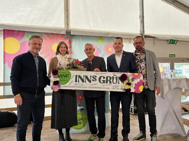 Abschied mit „Wehmut am Ende“ der Schärdinger Landesgartenschau – v. l.: Der Berliner Landschaftsarchitekt Tobias Micke, Geschäftsführerin Andrea Berghammer, Bürgermeister Günter Streicher, Stadtrat Paul Königsberger und ORF-Gartenprofi Karl Ploberger. | Foto: F. Gruber