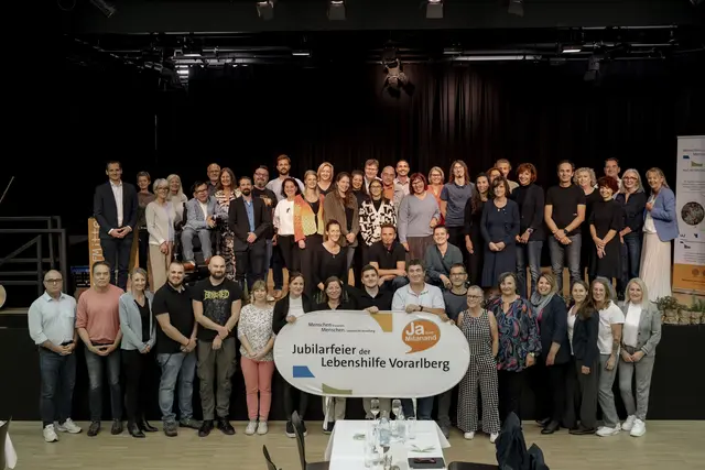 74 Mitarbeiter der Lebenshilfe Vorarlberg, des Integrativen Ausbildungszentrums und des Sunnahofs wurden für insgesamt 1210 Dienstjahre geehrt.  | Foto: Julia Ohr-Renn