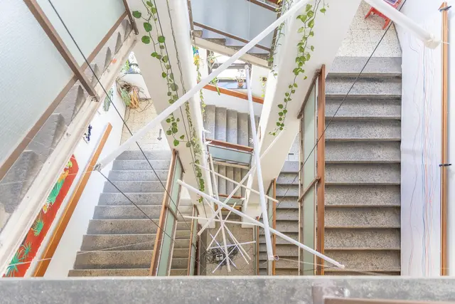 Das Gebäude war eine Schule, das Creative Cluster darf die Räumlichkeiten bis mindestens August 2026 zwischennutzen. | Foto: René Brunhölzl/MeinBezirk