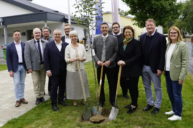 Ehrengäste aus Politik, Gemeinde und Co. wohnten der Eröffnungsfeier bei. | Foto: Land OÖ