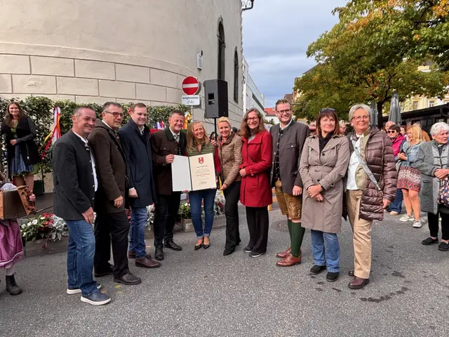 Vertreter der Klagenfurter Stadtpolitik gratulierten zur Auszeichnung an Familie Rogatschnig.