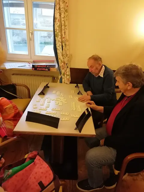 Im Mittelpunkt des Projekts "Umsorgende Gemeinschaft" stehen das soziale Miteinander und gemeinsame Aktivitäten. Die Seniorinnen und Senioren können sich aktiv einbringen und das Programmangebot mitgestalten.  | Foto: Christine Schneider-Worliczek