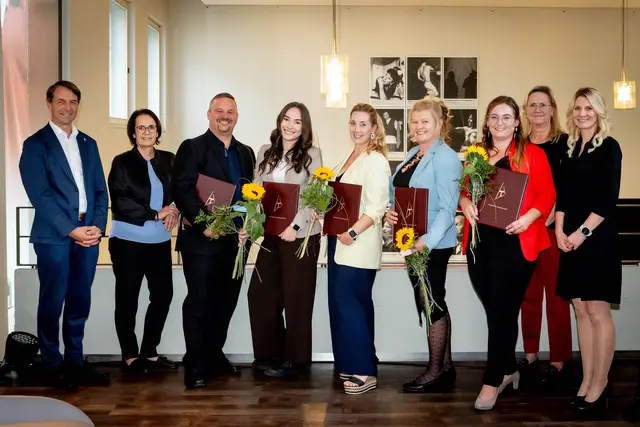 Die Absolventen mit Erwin Windischbauer (Geschäftsführer Krankenhaus Braunau, links), Gerlinde Bermannschlager (Pflegedirektorin Krankenhaus Braunau, 2. v. l.), Michaela Ober, rechts und Gabriele Rosenlechner (stellvertretende Direktorin Tau-Kolleg, 2. v. r.). | Foto: Krankenhaus Braunau