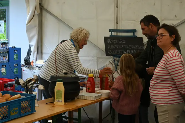 Pommes und Kartoffelgulasch gab es fürs leibliche Wohl. | Foto: Königer