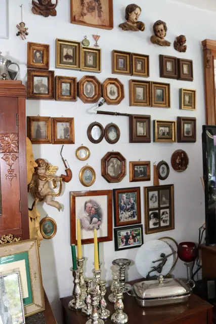 Besonders: Im Wohnzimmer befindet sich Bartls Ahnentafel, die bei seinen Ur-Ur-Großeltern beginnt und bis zu seiner Familie reicht. | Foto: MeinBezirk.at