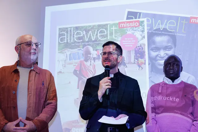 Alle Welt im Blick: Ernst Zerche, Niklas Müller und Pater Moses Otii (v. l.). | Foto: Gerd Neuhold