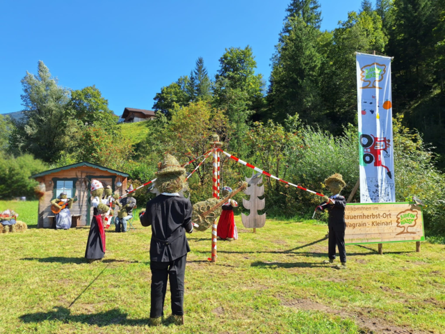Heufiguren in Tracht beim "Bandltanz". | Foto: Josef Rettenwender