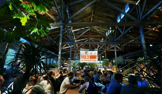 Das Volxkino zieht in den Herbst- und Wintermonaten in den Gleisgarten in Meidling. | Foto: Indira Bott