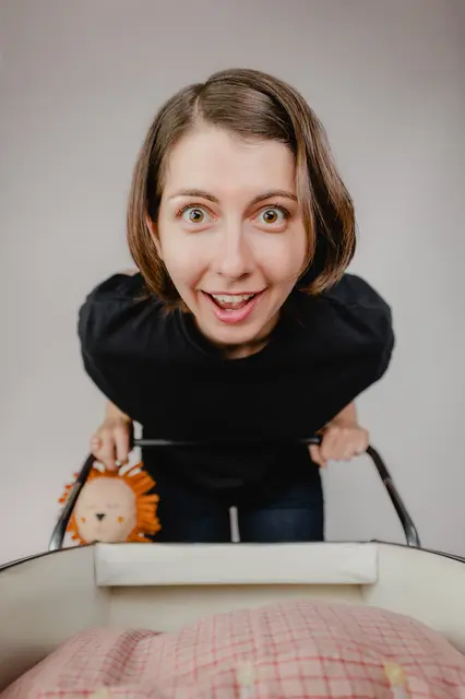 Chrissi Buchmasser ist in Straden aufgewachsen und kommt mit ihrem Debütprogramm auf Einladung des Zonta Clubs Feldbach ins Zentrum. | Foto: GrubrArtConnection