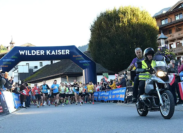 Bei gutem Wetter startete der Söller-10er mit beinahe 500 Teilnehmern am vergangenen Freitag bei der "Tour de Tirol 2025". Beifahrer am Sicherheitsmotorrad - Laufsport-Rennleiter Martin Kaindl (Jolsport).  | Foto: Schwaighofer