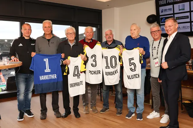 Schwarz-weiße Geschichtsstunde: LASK-Ceo Siegmund Gruber überreichte den Athletikern Trikots mit ihren historischen Rückennummern. | Foto: Reischl