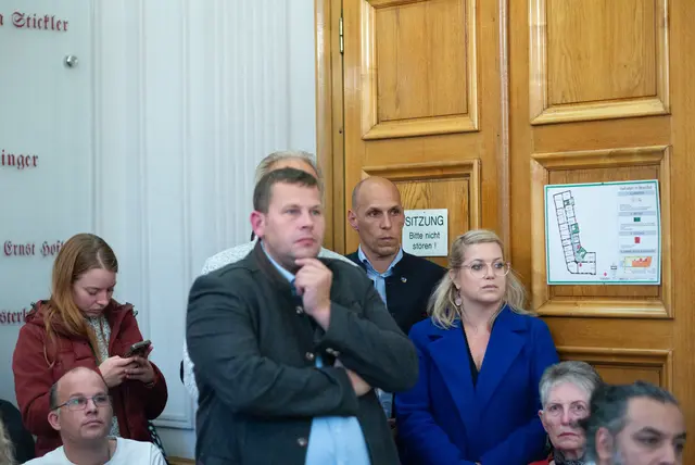 LA Helmut Fiedler (FPÖ) verfolgte die Gemeinderatssitzung ebenso mit wie FPÖ-Nationalrat Peter Schmiedlechner. | Foto: Santrucek