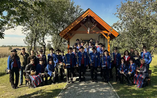 Die Mitglieder vom Musikverein Wilfersdorf &amp; Umgebung mit Obmann Herbert Rutschka an der Spitze bei der Hubertuskapelle der Familie Kohzina in Bullendorf, mit Daniel, Matthias, Vroni, Christine, Hannah und Josef Kohzina. | Foto: Familie Kohzina 
