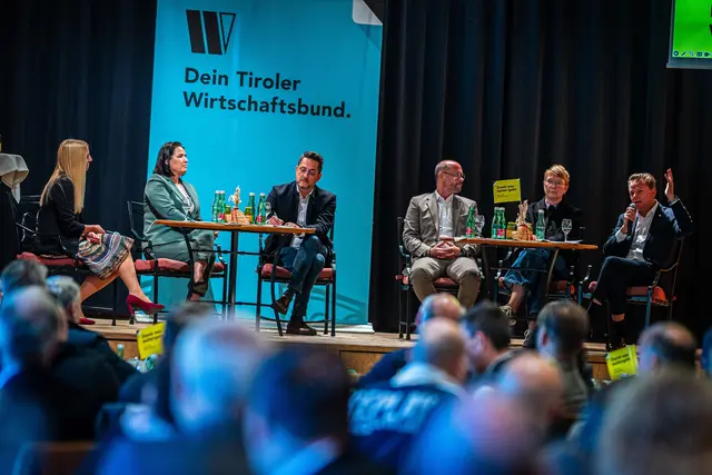 Klare Worte am Podium: Fachkräfte, Nachhaltigkeit und Infrastruktur standen im Zentrum der Diskussion. | Foto: Tiroler Wirtschaftsbund