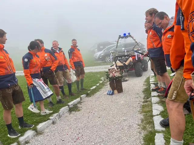 Ein klassisches Brautauto gab es nicht – stattdessen brachte das Quad der Ortsstelle Hallein die Braut zum Fest.  | Foto: Bergrettung Hallein