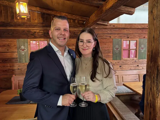 Ein hübsches Paar in Feststimmung: VP-Stadtrat Paul Königsberger mit Freundin Alina Wimmer. | Foto: F. Gruber