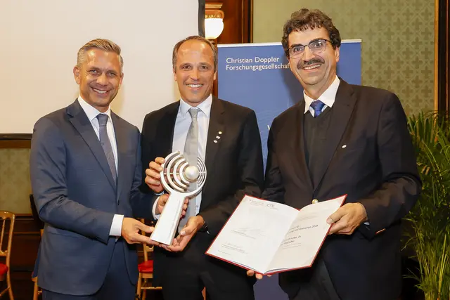Wirtschaftsminister Wolfgang Hattmannsdorfer überreichte Preisträger Weghuber (mittig, neben CDG-Präsident Martin H. Gerzabek) den Siegerpreis der CDG. | Foto: Mirjam Reither