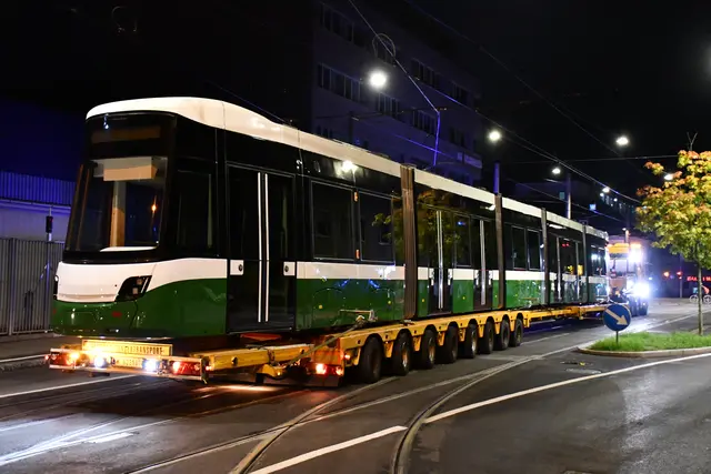 Neue "Bim" für Graz: Die Flexity Alstom erreichte um 3.20 Uhr die Remise 3 in Eggenberg. | Foto: Holding Graz/Watzinger