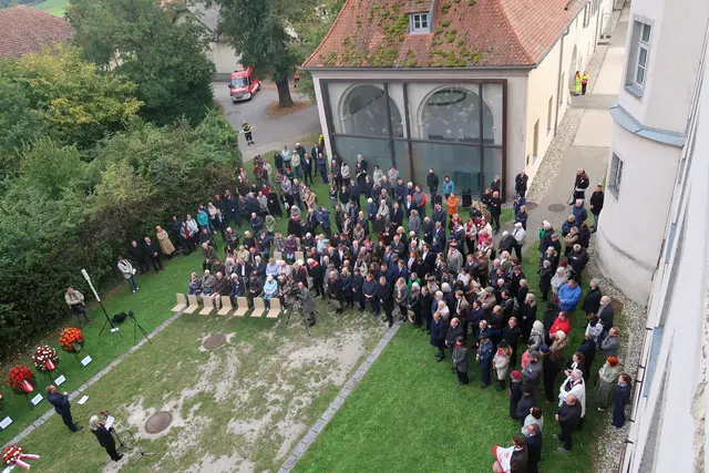 Zahlreiche Vertreter aus der Politik versammelten sich gemeinsam mit der Bevölkerung am Friedhofsgelände vor dem Schloss Hartheim. | Foto: Land OÖ/Peter Mayr