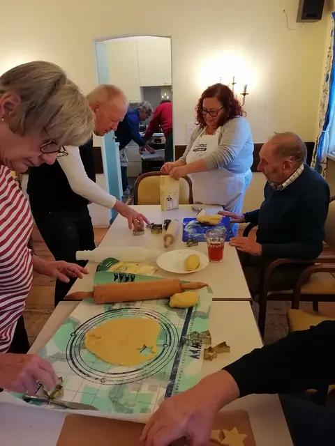 Im Mittelpunkt des Projekts "Umsorgende Gemeinschaft" stehen das soziale Miteinander und gemeinsame Aktivitäten. Die Seniorinnen und Senioren können sich aktiv einbringen und das Programmangebot mitgestalten.  | Foto: Christine Schneider-Worliczek